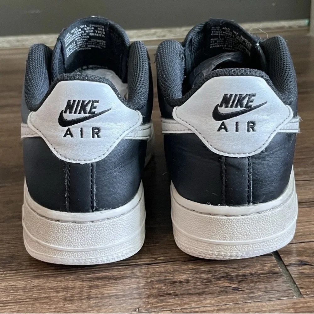 Nike Black and White Sneakers 5Y